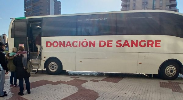 El Centro de de Transfusión de Málaga inicia su campaña de donación de sangre con una unidad móvil frente a El Corte Inglés