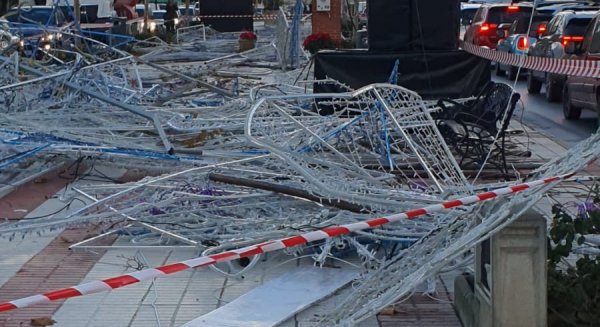 Una manga marina con vientos de 130 km/h azota Mijas y causa graves daños en La Cala
