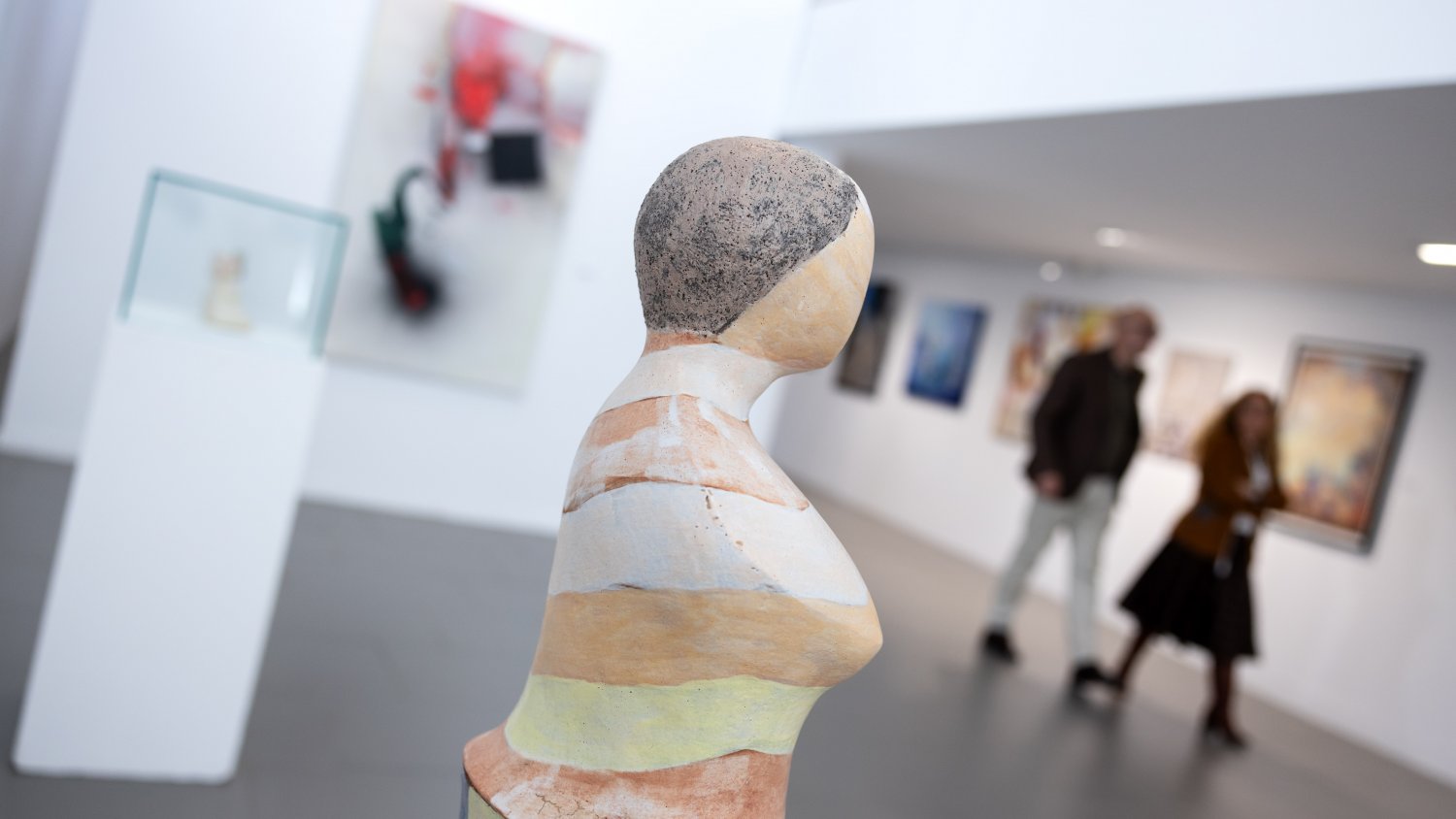 La Diputación de Málaga inaugura ‘Presencias 60’, una muestra colectiva que reúne a 56 artistas 