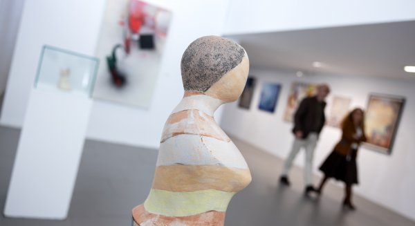 La Diputación de Málaga inaugura ‘Presencias 60’, una muestra colectiva que reúne a 56 artistas 