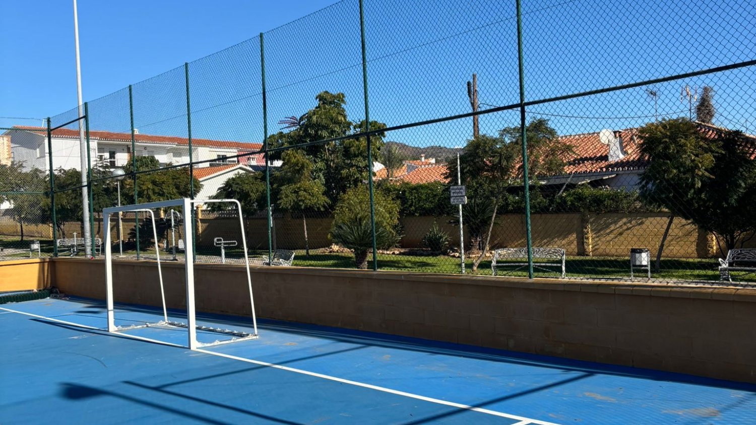 El Ayuntamiento de Rincón de la Victoria repara el vallado de la pista deportiva Jaime Pimentel