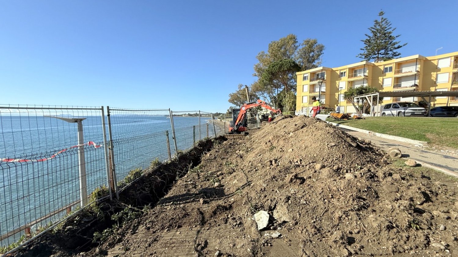 El Ayuntamiento de Estepona avanza en las obras para estabilizar un tramo de corredor litoral en Playa Bella 