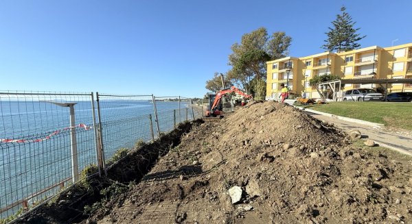 El Ayuntamiento de Estepona avanza en las obras para estabilizar un tramo de corredor litoral en Playa Bella 