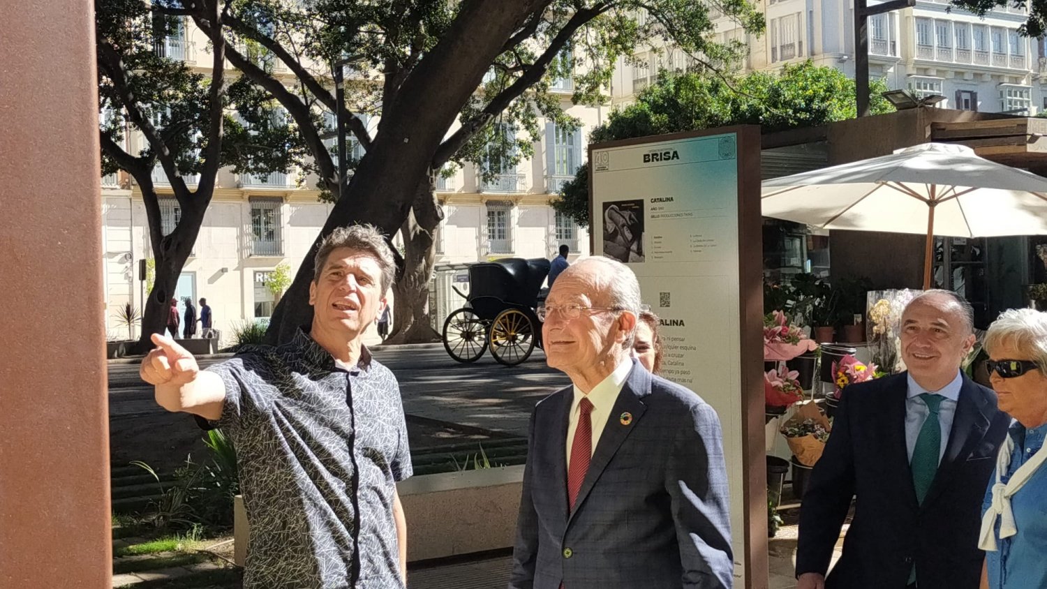 Francisco de la Torre visita junto a Danza Invisible la exposición dedicada a los 40 años de la banda en la Alameda