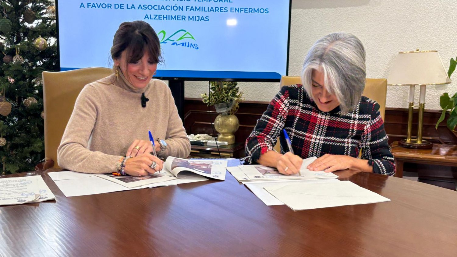 El Ayuntamiento de Mijas cede el antiguo cuartel de la Guardia Civil a la Asociación de Familiares de Enfermos de Alzhéimer 