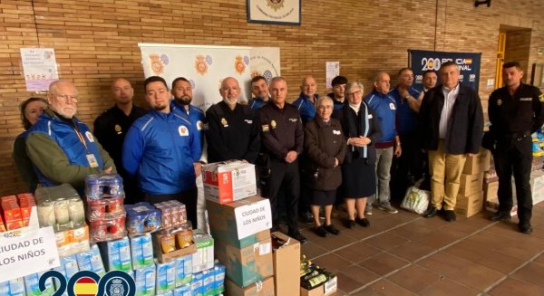 La Policía Nacional recoge tres toneladas de alimentos para niños de dos centros educativos en Málaga