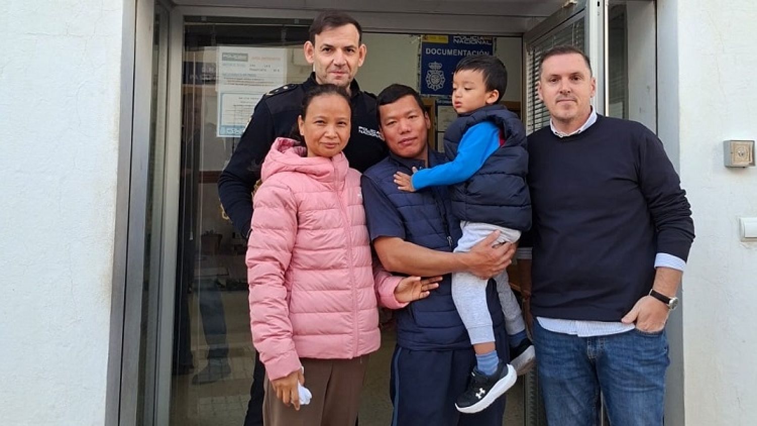 Agentes de la Policía Nacional salvan la vida a un niño de dos años que entró en parada respiratoria