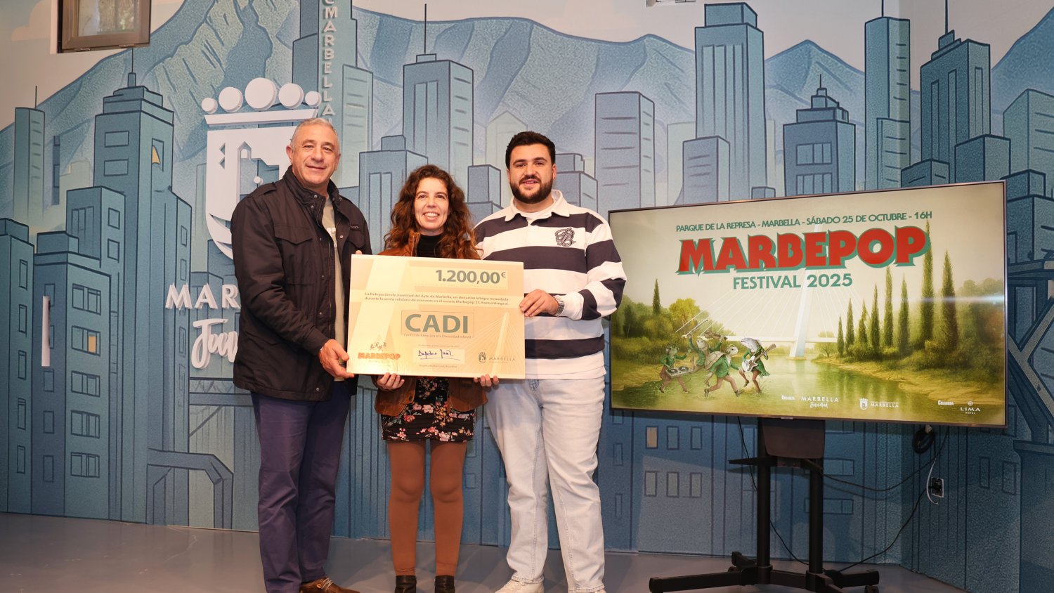 Marbella entrega a la Asociación CADI un cheque tras la recaudación obtenida con la venta de vasos solidarios en el Festival Marbepop 