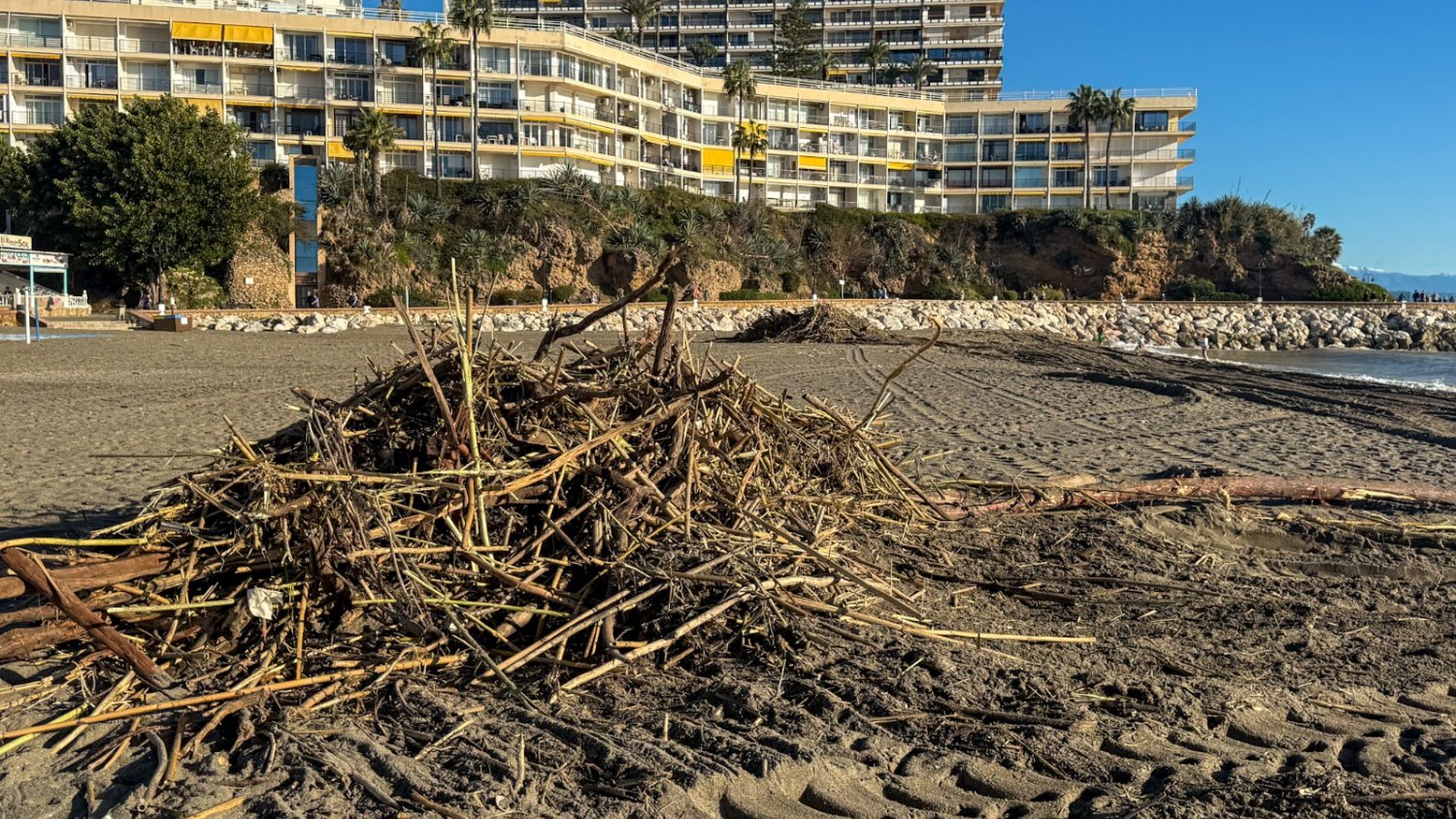VOX califica de 'lamentable' el estado de las playas de Torremolinos por la suciedad arrastrada por el río Guadalhorce