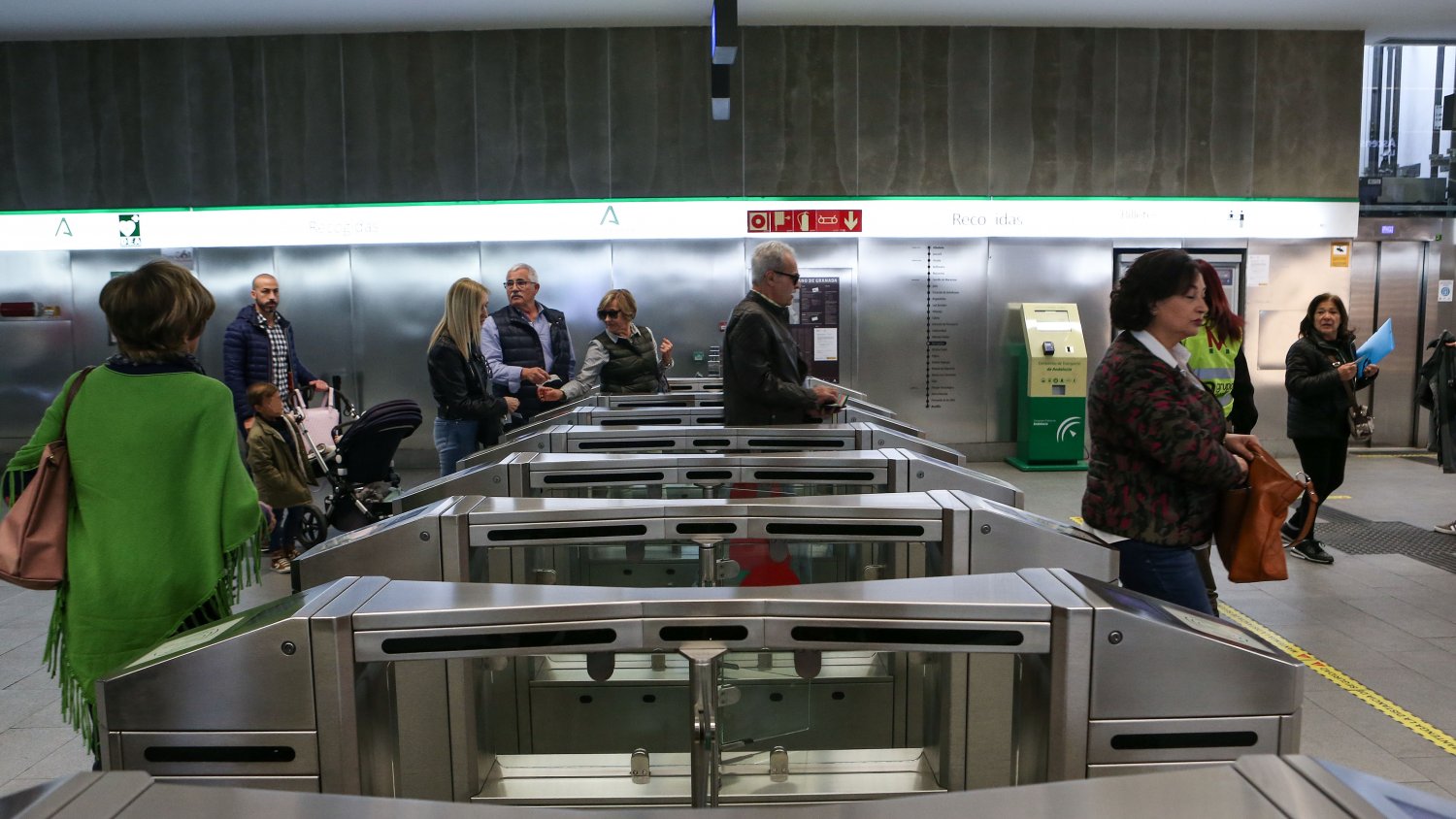 La Junta mantendrá las ayudas al transporte público en 2026 y financia una bonificación adicional del 20%