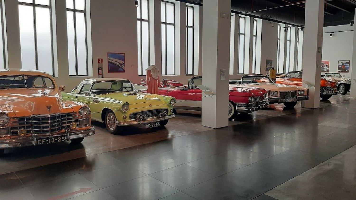 Los Reyes Magos visitan el Museo del Automóvil de Málaga para recoger las cartas de los niños y donar juguetes