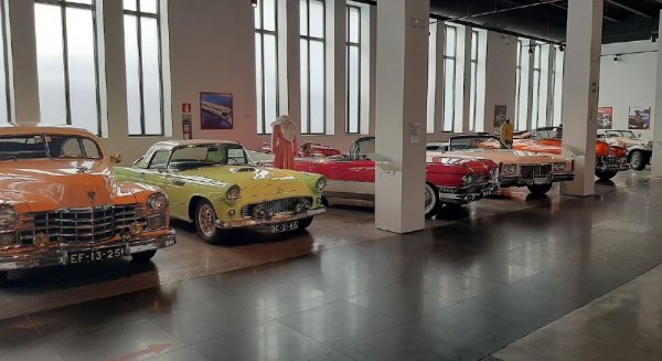 Los Reyes Magos visitan el Museo del Automóvil de Málaga para recoger las cartas de los niños y donar juguetes