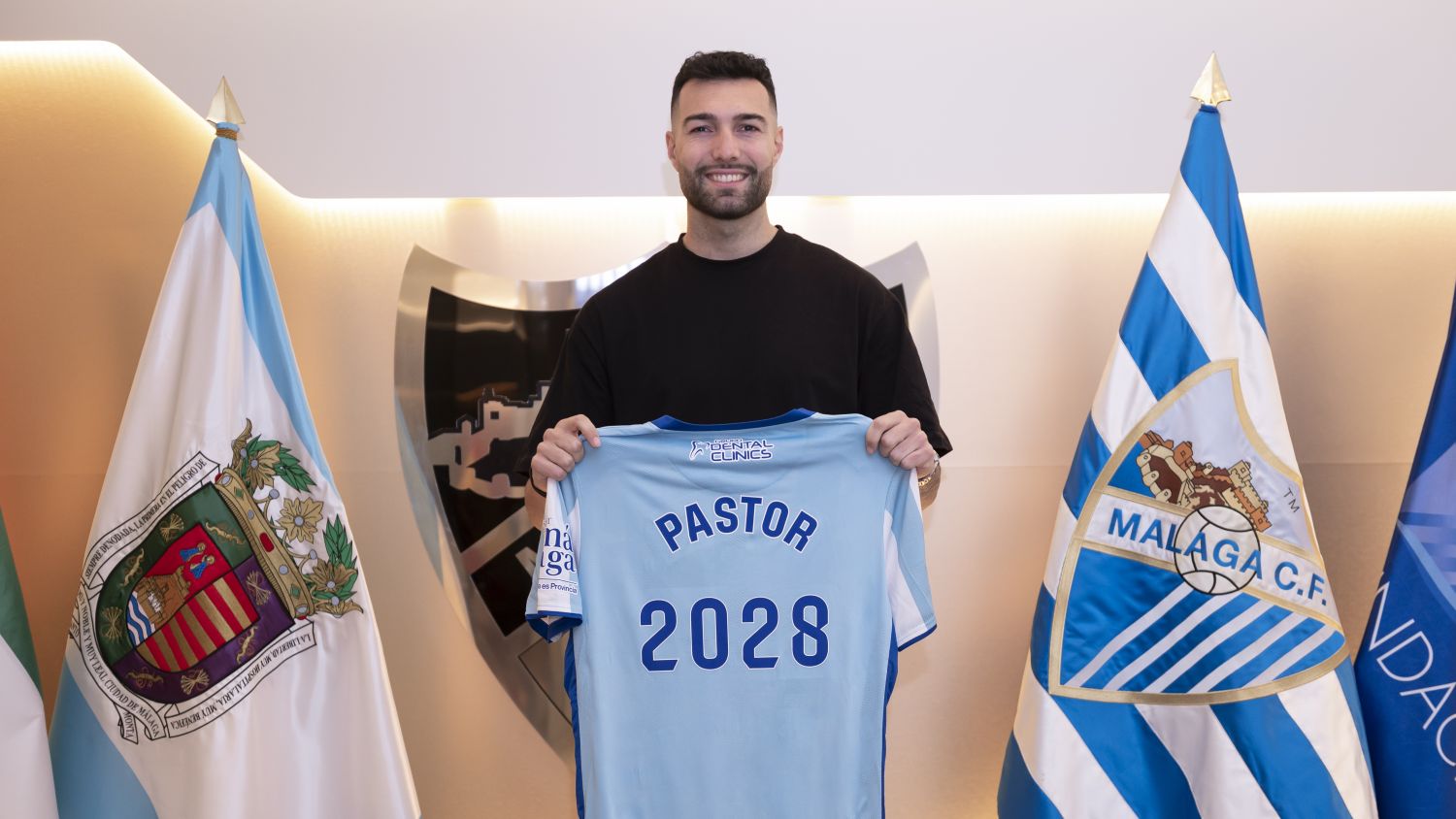 El Málaga CF asegura la continuidad del jugador Álex Pastor hasta el año 2028