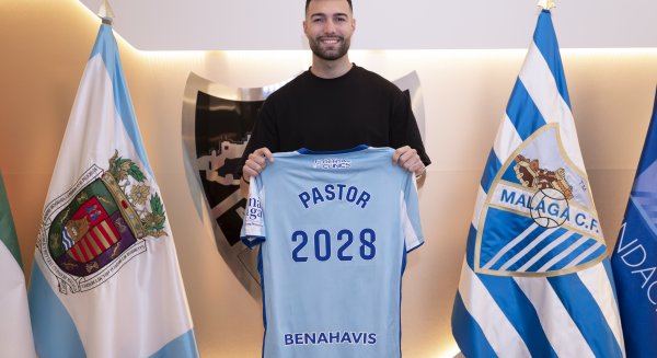 El Málaga CF asegura la continuidad del jugador Álex Pastor hasta el año 2028