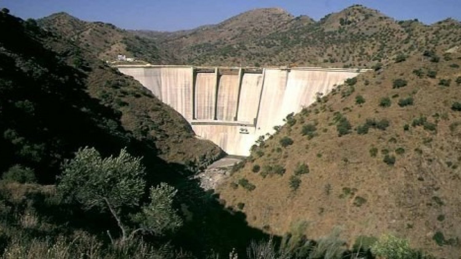 La Junta desembalsa la presa de Casasola en Málaga para limpiar sedimentos tras el paso de la borrasca Francis