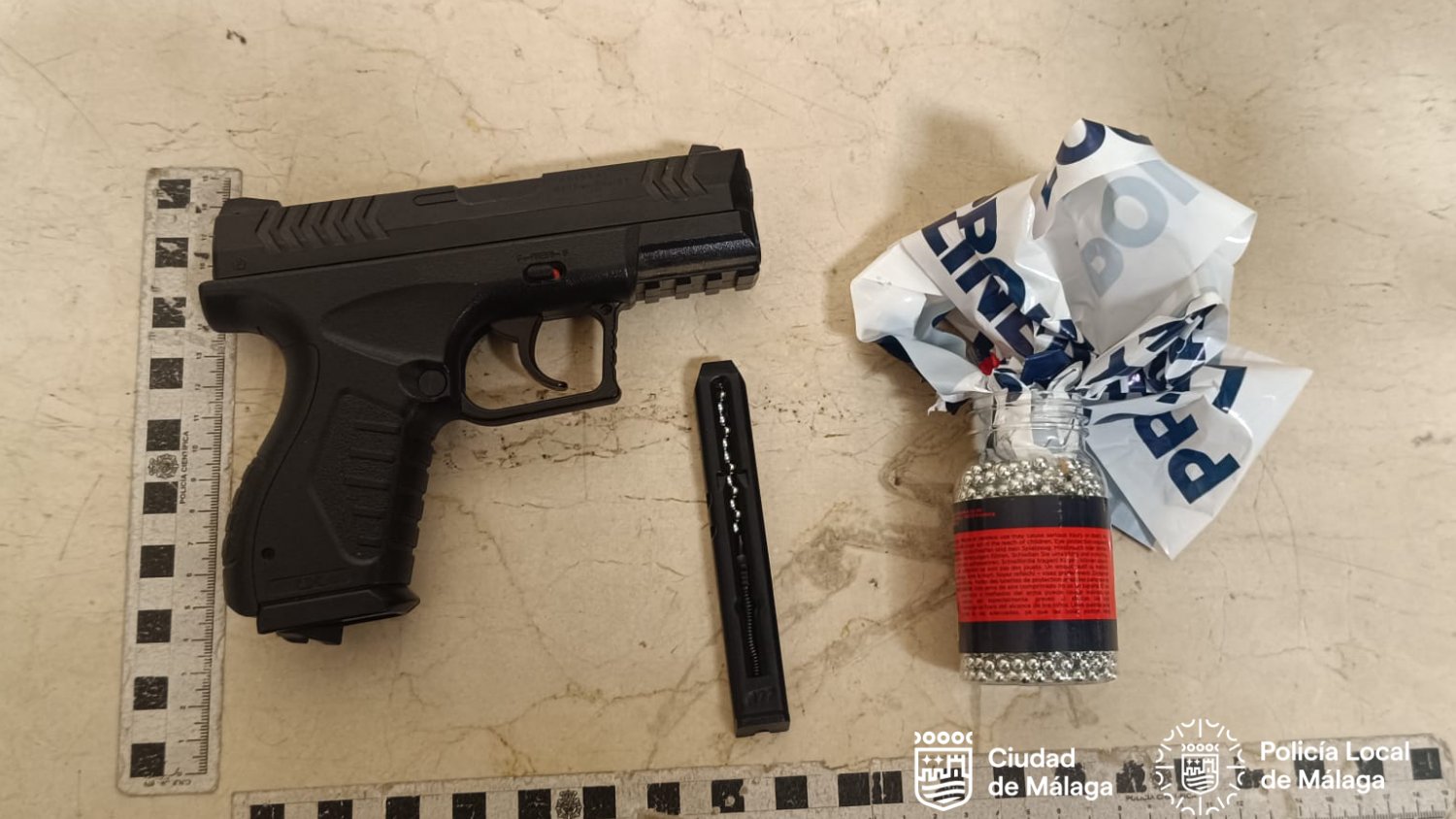 Detenido un individuo por efectuar varios disparos con una pistola de aire comprimido hasta impactar a un vecino 