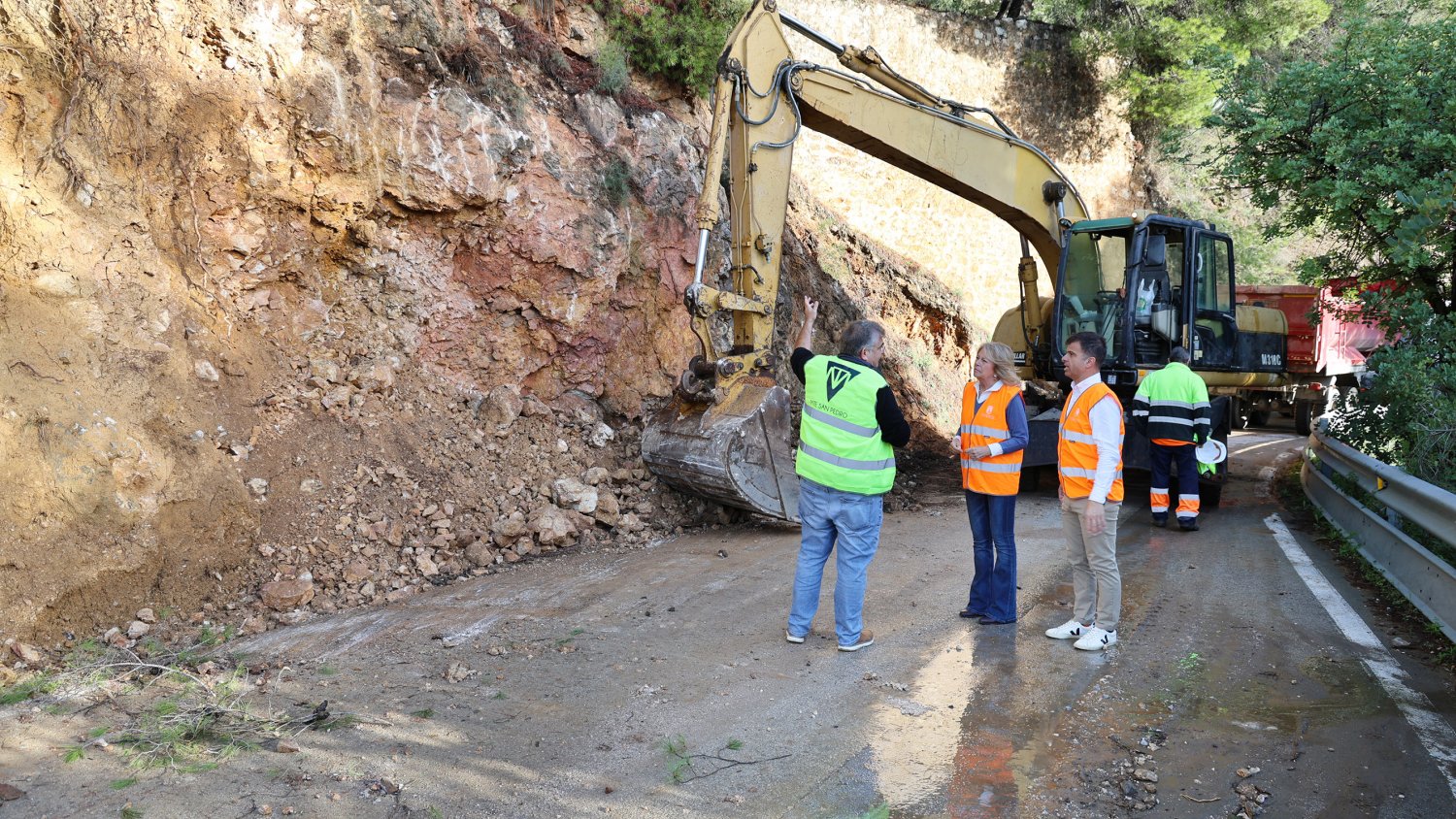 Marbella avanza en las obras para estabilizar el talud de la calle Chorreadero y reforzar la seguridad vial en la zona