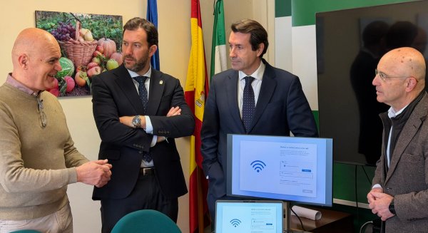 La Junta invierte 3,2 millones en modernización digital y entrega 401 nuevos equipos de última generación