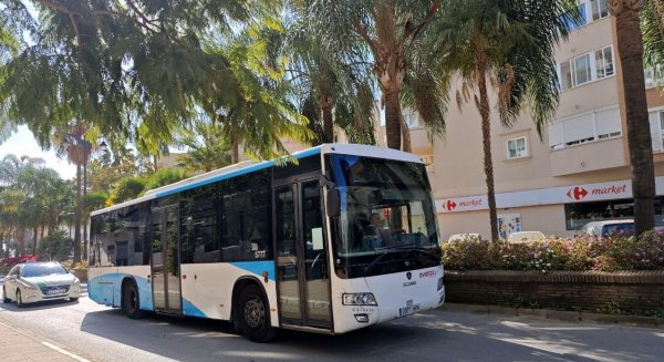 El Ayuntamiento de Estepona contrata la adquisición de nuevas marquesinas para las paradas de autobús  