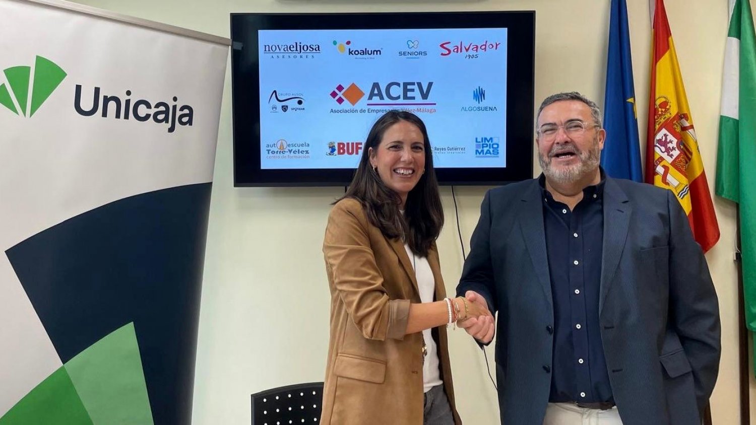 Unicaja apoya al tejido empresarial de Vélez-Málaga y firma un convenio con ACEV 