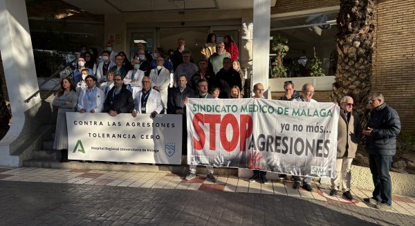 Concentración en el Hospital Regional tras la agresión a un médico de urgencias por parte de una paciente