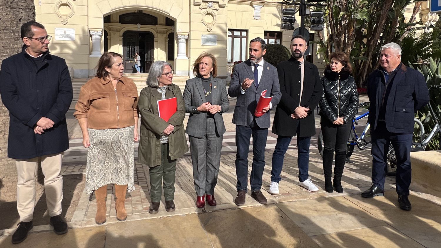 El PSOE de Málaga exige detener la instalación de las estatuas de Venus y Neptuno en el puerto de la provincia