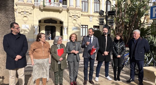 El PSOE de Málaga exige detener la instalación de las estatuas de Venus y Neptuno en el puerto de la provincia