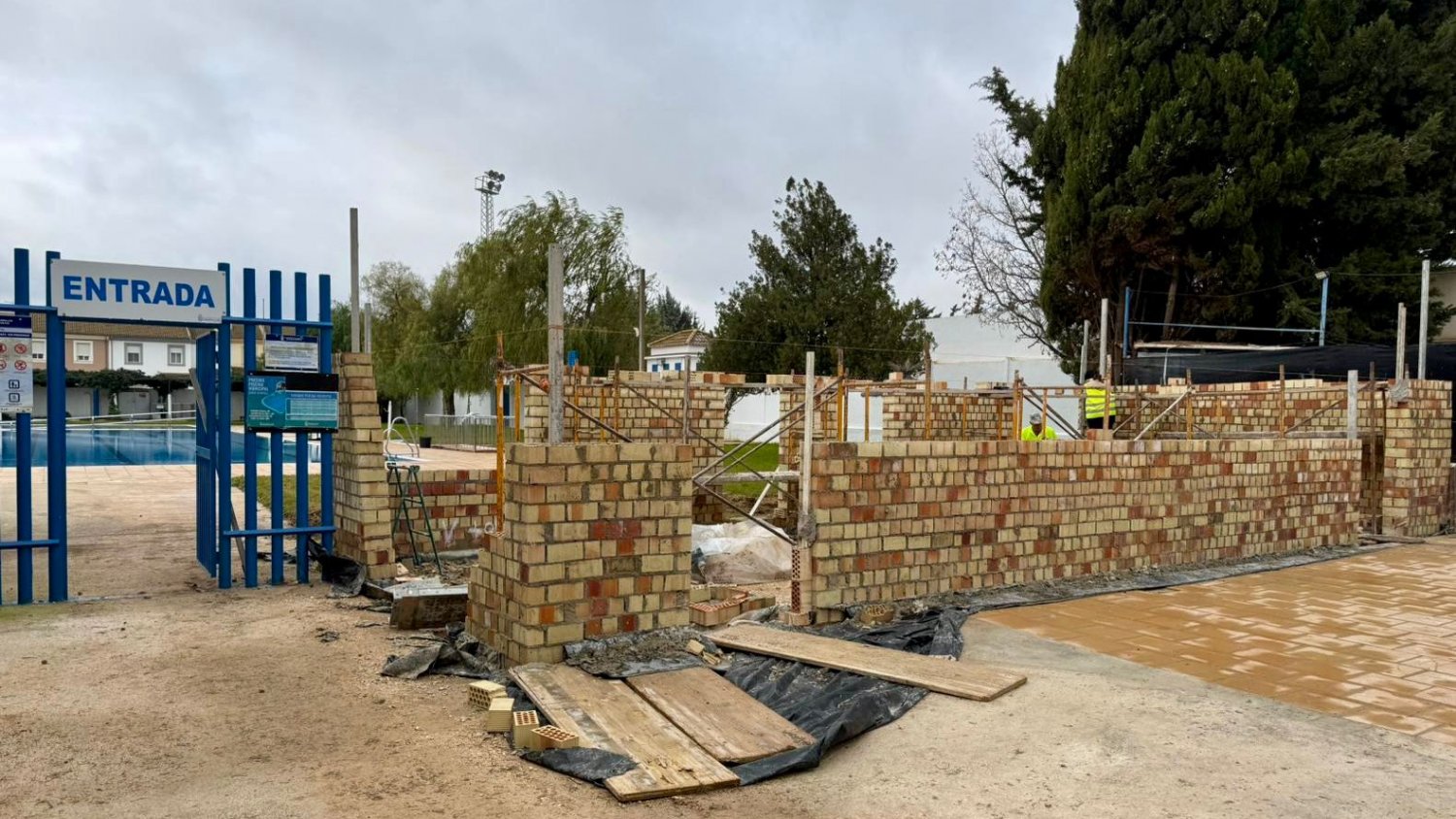 Campillos acelera las obras para reabrir su piscina cubierta siete años después