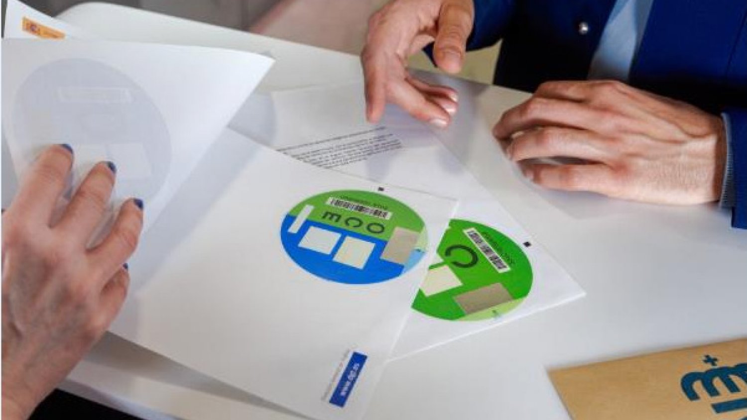 Correos facilita la adquisición de distintivos ambientales de la DGT para acceder a la ZBE de Torremolinos