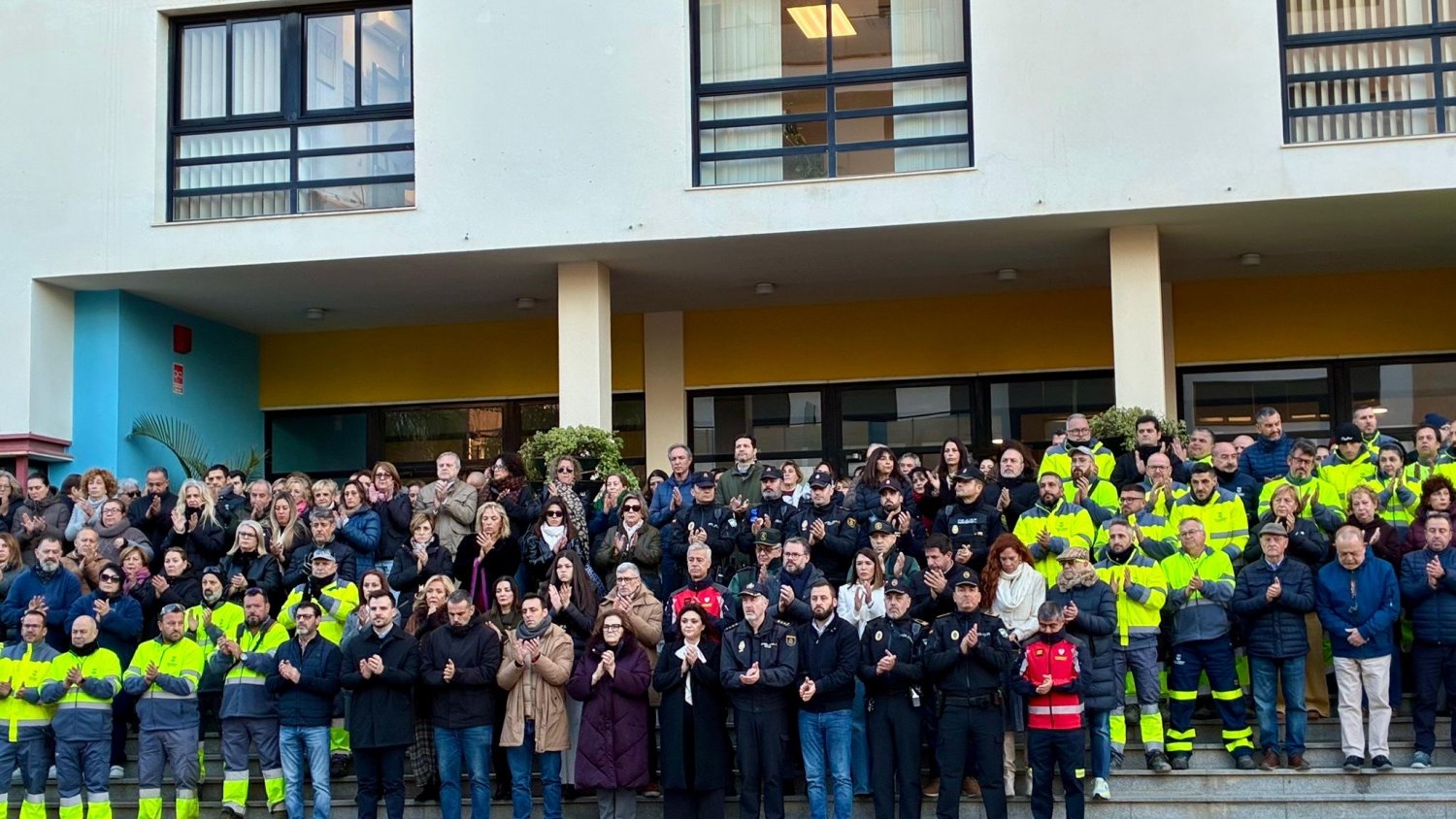 El Ayuntamiento de Torremolinos guarda un minuto de silencio por las víctimas del accidente ferroviario de Adamuz