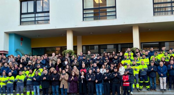 El Ayuntamiento de Torremolinos guarda un minuto de silencio por las víctimas del accidente ferroviario de Adamuz