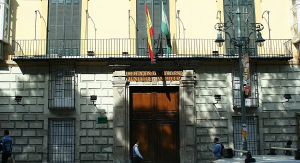 Patricia Navarro y Rocío Blanco guardan un minuto de silencio por el accidente en Adamuz 