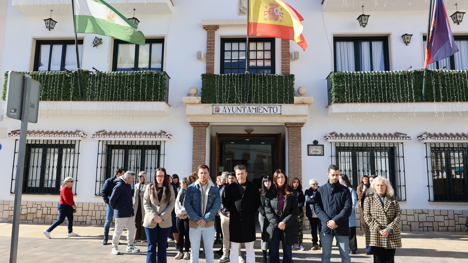 El Ayuntamiento de Torrox guarda un minuto de silencio por las víctimas de la tragedia ferroviaria de Adamuz