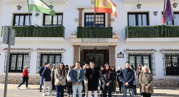 El Ayuntamiento de Torrox guarda un minuto de silencio por las víctimas de la tragedia ferroviaria de Adamuz