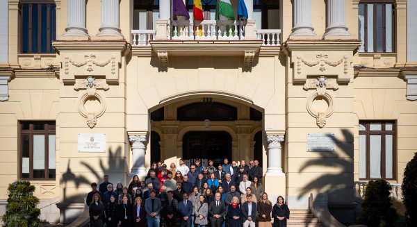 Málaga rinde homenaje con tres minutos de silencios a los fallecidos en la colisión de trenes de Adamuz