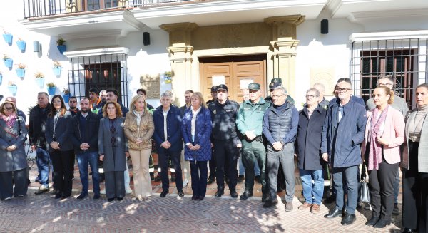 El Ayuntamiento de Marbella guarda un minuto de silencio en memoria de las víctimas del accidente ferroviario en Adamuz
