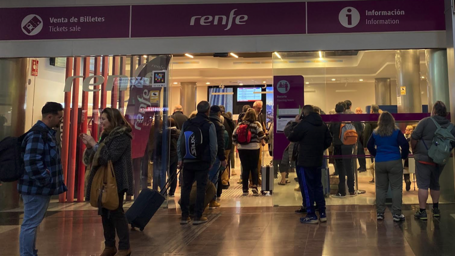 La oficina de Renfe de la estación María Zambrano llena de pasajeros afectados por el accidente en Adamuz