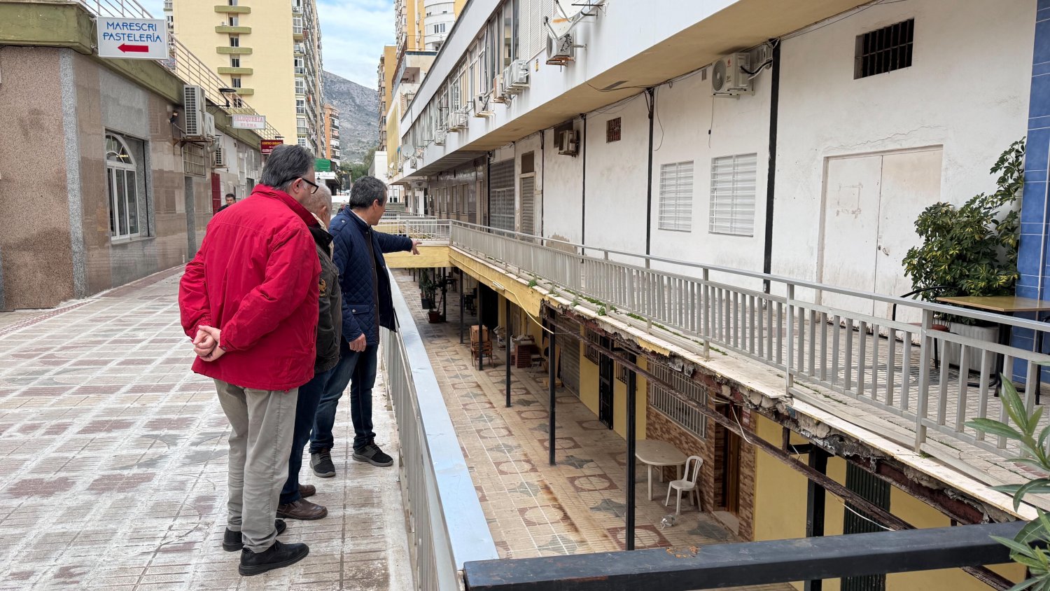 VOX en Torremolinos denuncia el grave estado de abandono de la urbanización edificios El Congreso