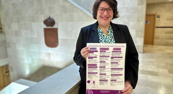 La concejala de Igualdad de Fuengirola, Cristina Bordao, presenta los talleres del primer trimestre del año