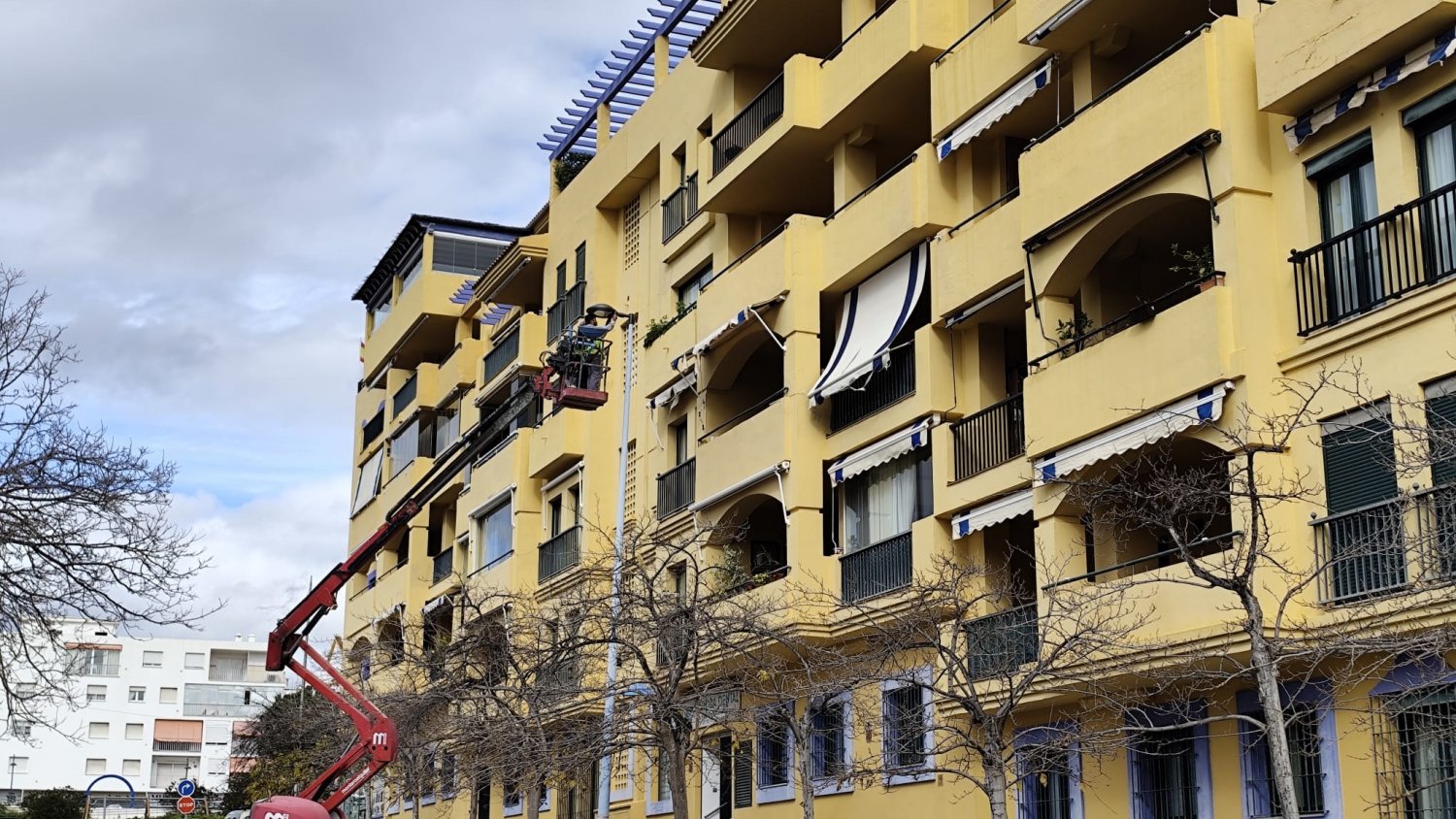 San Pedro Alcántara renueva el alumbrado de Nueva Alcántara con tecnología LED más eficiente y segura