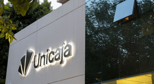 Unicaja escala posiciones en la gestión climática global y mejora su calificación en el índice CDP