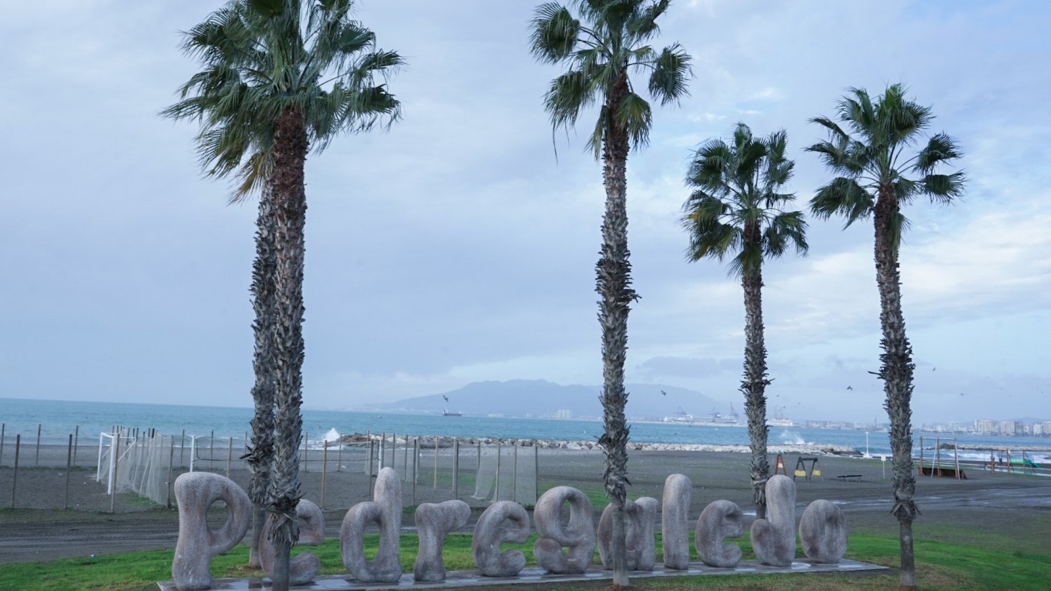 La playa de Pedregalejo cuenta con letras escultóricas gigantes con su nombre
