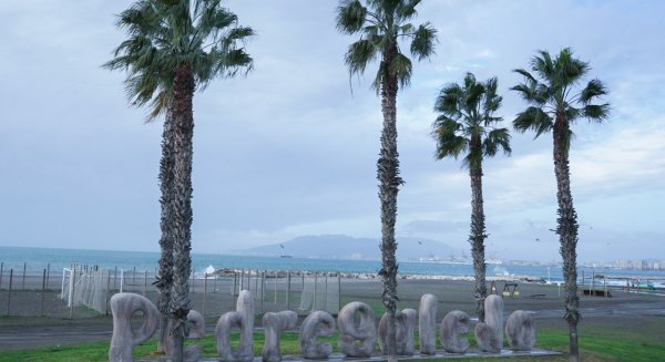 La playa de Pedregalejo cuenta con letras escultóricas gigantes con su nombre