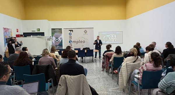 Mijas enseña a desempleados y emprendedores a buscar trabajo mediante la IA