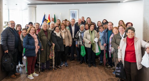 El alcalde de Estepona destaca los beneficios físicos y mentales del programa 'Mayores Activos: Vida Saludable' 