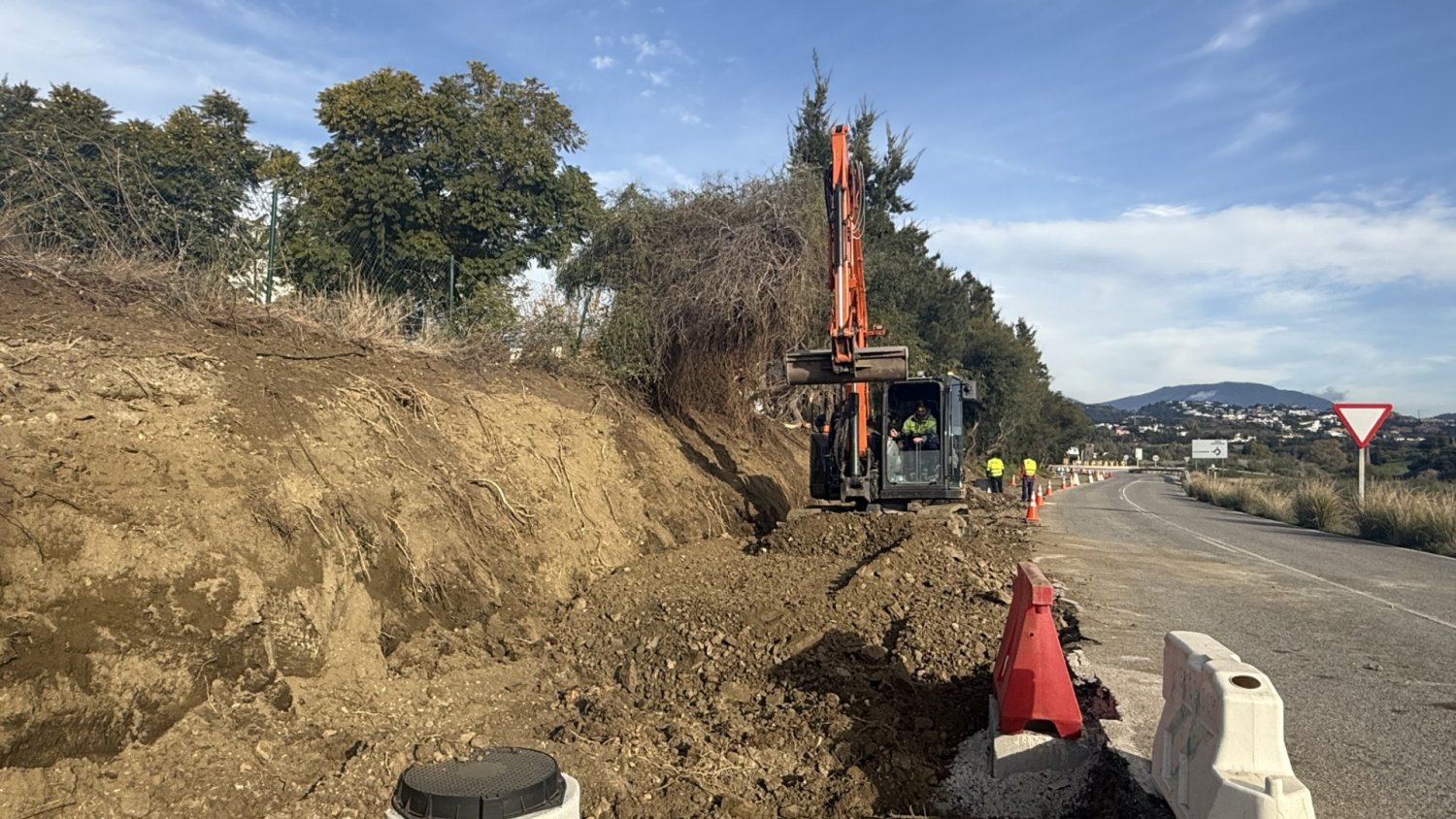 Las obras del nuevo acerado y el calmado de tráfico en la carretera de Benahavís alcanzan el 40% de ejecución