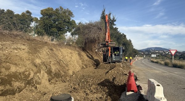 Las obras del nuevo acerado y el calmado de tráfico en la carretera de Benahavís alcanzan el 40% de ejecución