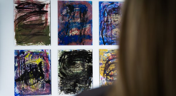 El Archivo Municipal de Málaga acoge una exposición que recorre la trayectoria artística de Alfonso Serrano