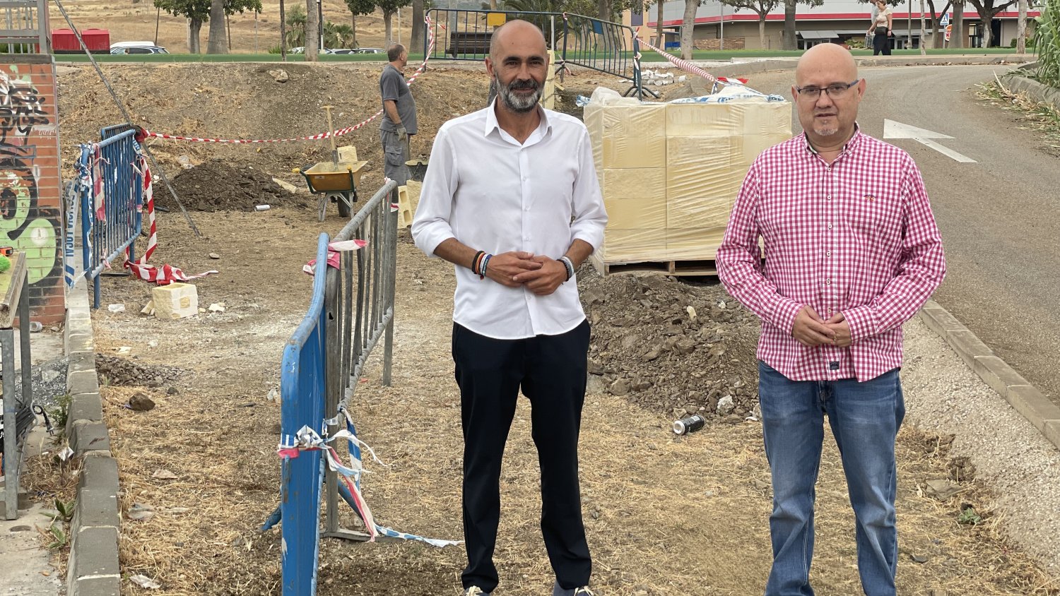 Infraestructuras construye en Torre del Mar un nuevo acerado que unirá la avenida Juan Carlos I con El Tomillar