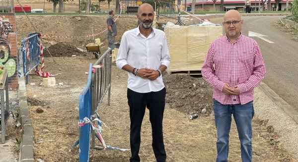 Infraestructuras construye en Torre del Mar un nuevo acerado que unirá la avenida Juan Carlos I con El Tomillar